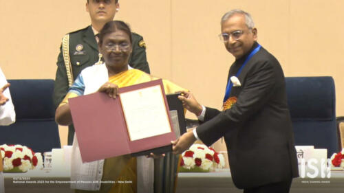 Mr. Alok Kejriwal receiving the award from the Hon'ble President of India Smt. Droupadi Murmu.